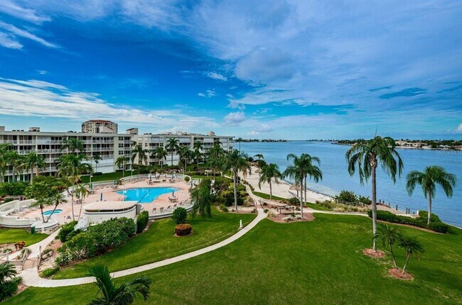 Building Photo - 6001 Bahia Del Mar Cir N