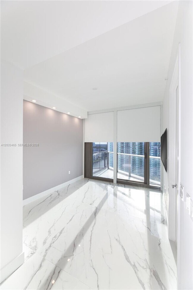 Building Photo - 15701 Collins Ave