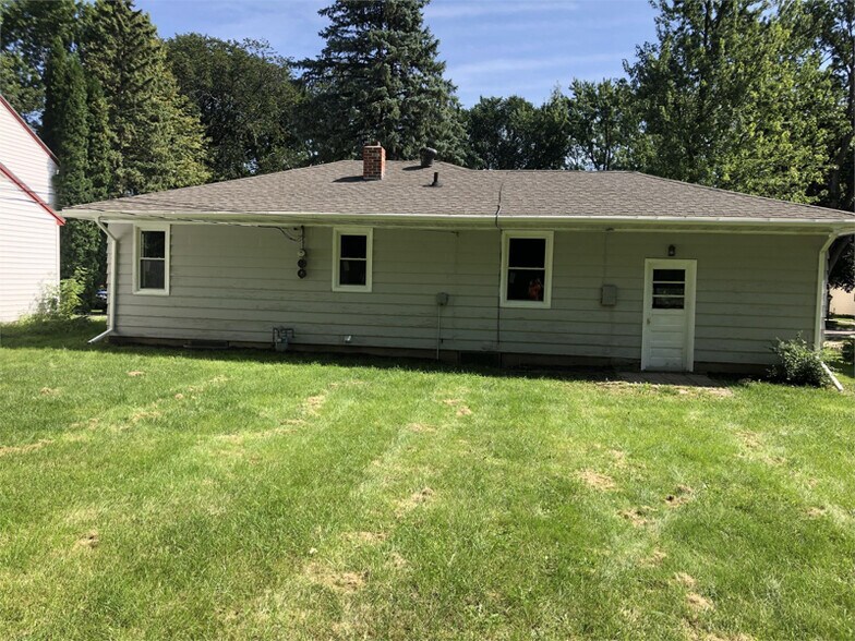 Building Photo - 1319 Hillcrest Ct