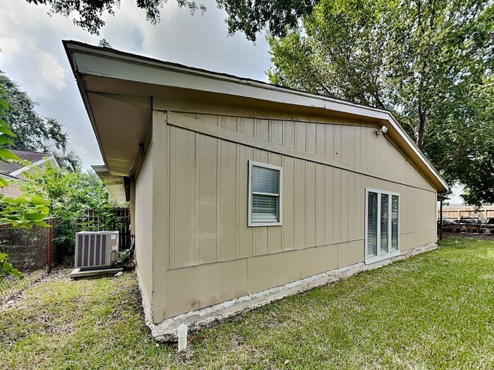 Building Photo - 639 Elton St