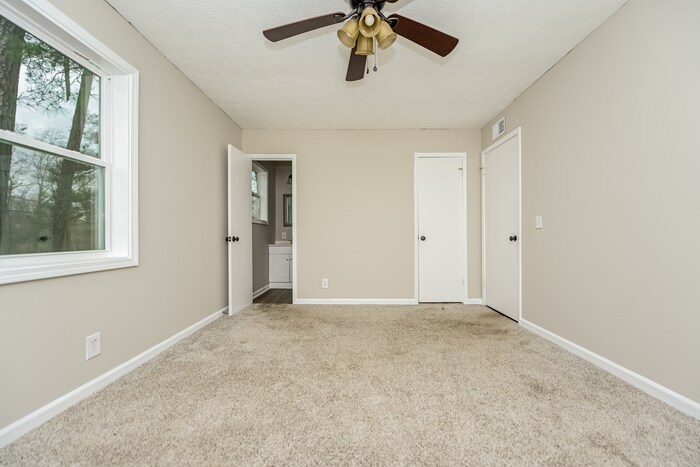 Building Photo - 951 Woodbridge Dr NE