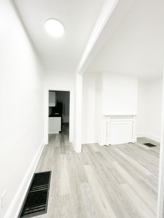 Building Photo - AVAILABLE MAY 2026 - Completely Renovated 2 Bedroom Home!