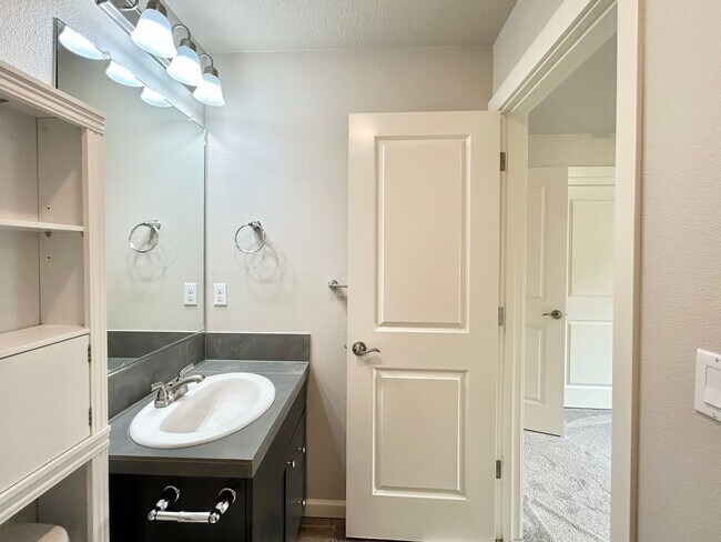 Building Photo - Stunning 2 Bed, 2.5 Bath Craftsman Townhome with Community Amenities!