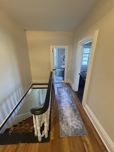 Upstairs hallway - 9 Glen Arden Ln