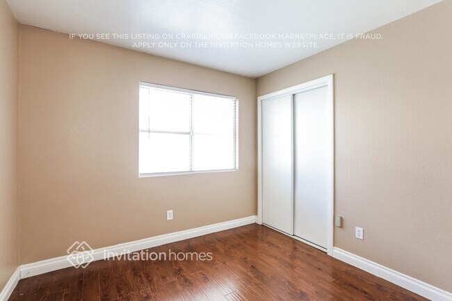 Building Photo - 5729 N Walkingstick Ln