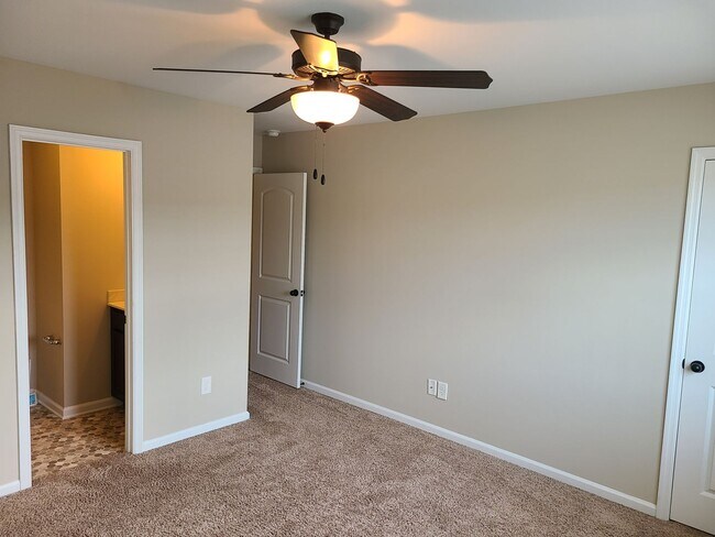 Building Photo - 2 Bedroom, 2.5 Bath Townhouse located in S...