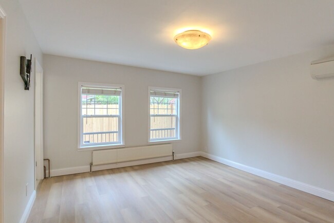 Building Photo - 3bd/1.75ba Seattle Home
