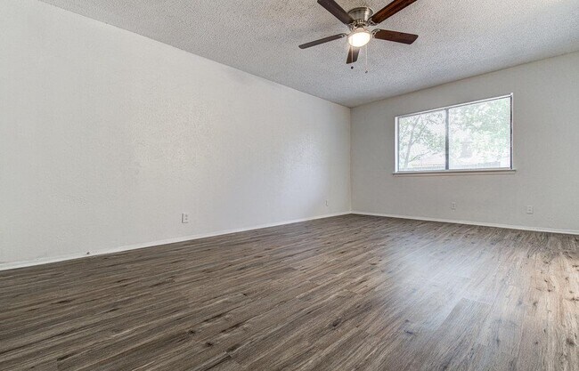 Building Photo - 10105 Woodland Village Dr