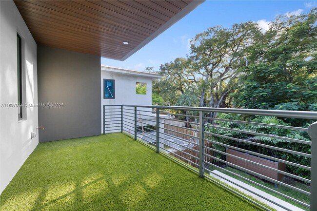 Building Photo - 807 SW 12th Ave