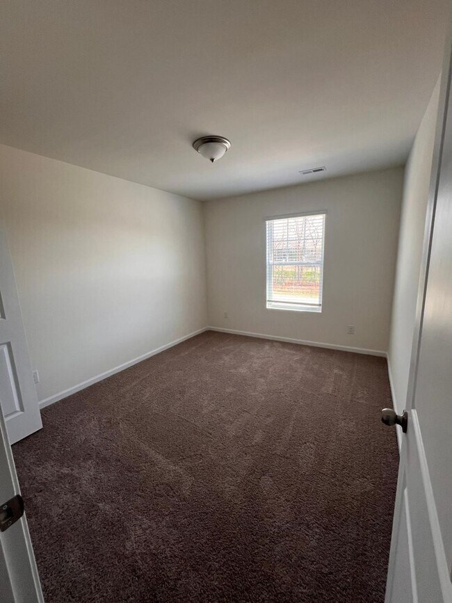 Building Photo - Beautiful 3BR/2.5BA Townhouse located in Kellerton Place