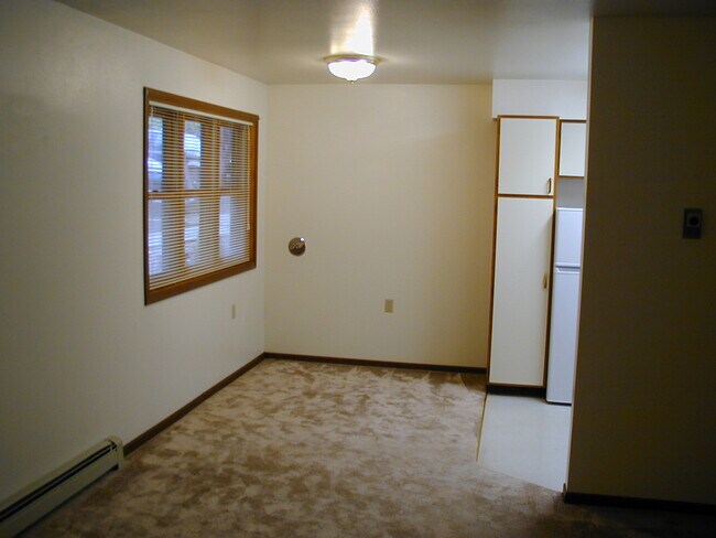 Building Photo - 1729 N High Point Rd