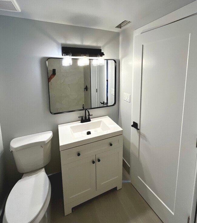 Building Photo - 1443 W Oakdale Ave