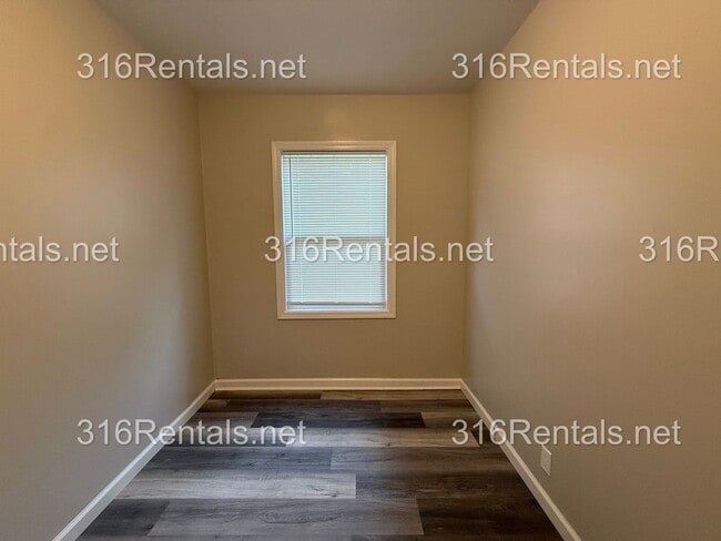 Building Photo - $1200 - NEWLY REMODELED 4 bedroom / 1 bathroom - Single Family Home