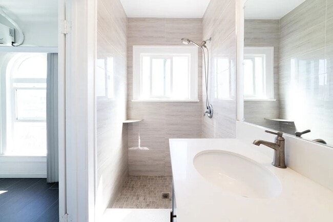 Building Photo - Bright and airy 2-bedroom 2-bath in Mid- City