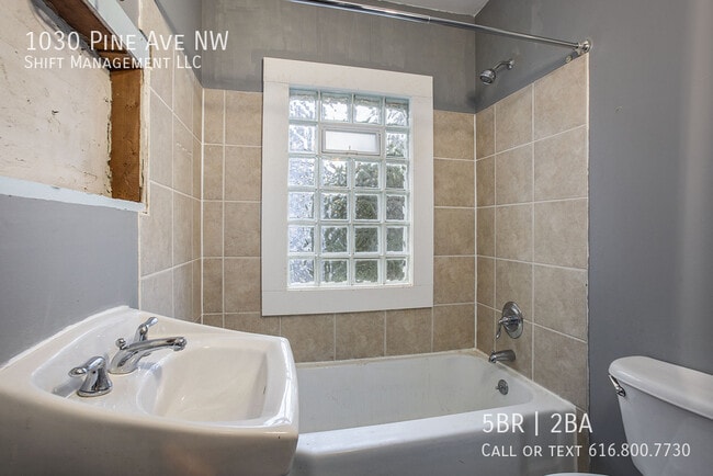 Building Photo - 1030 Pine Ave NW