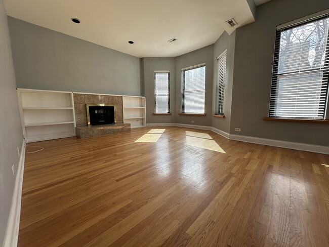 Building Photo - 4633 N Kenmore Ave