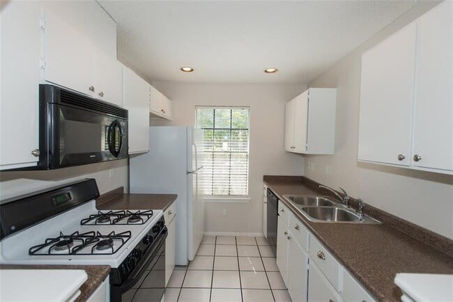 Building Photo - 12400 Tomanet Trail