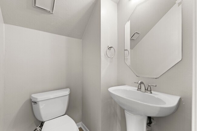 Building Photo - Gorgeous 4 bed/3.5 bath two story home!