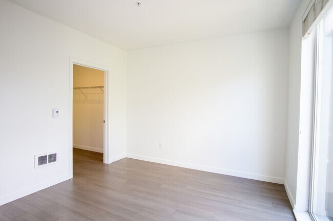 Building Photo - CHRISTMAS COMES EARLY: $500 FOR YOU! 2nd Floor Modern & Sleek 1Bdr in Sellwood!
