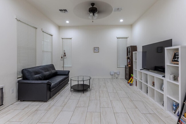 Building Photo - 1064 S Sunset Dr