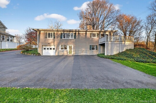 Building Photo - 350 Spring St