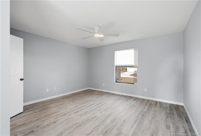 Building Photo - 1074 SW Jennifer Terrace