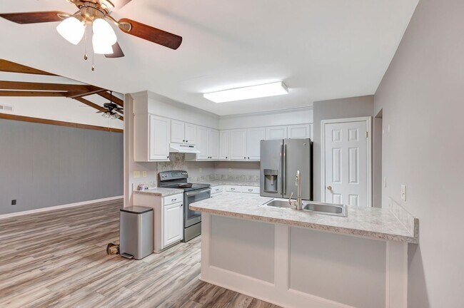 Building Photo - Charming Single-Story Home with Huge Backy...