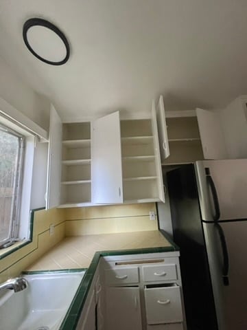 Building Photo - 2135 Beachwood Dr