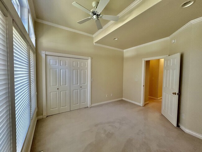 Building Photo - 560 E Maberry Dr