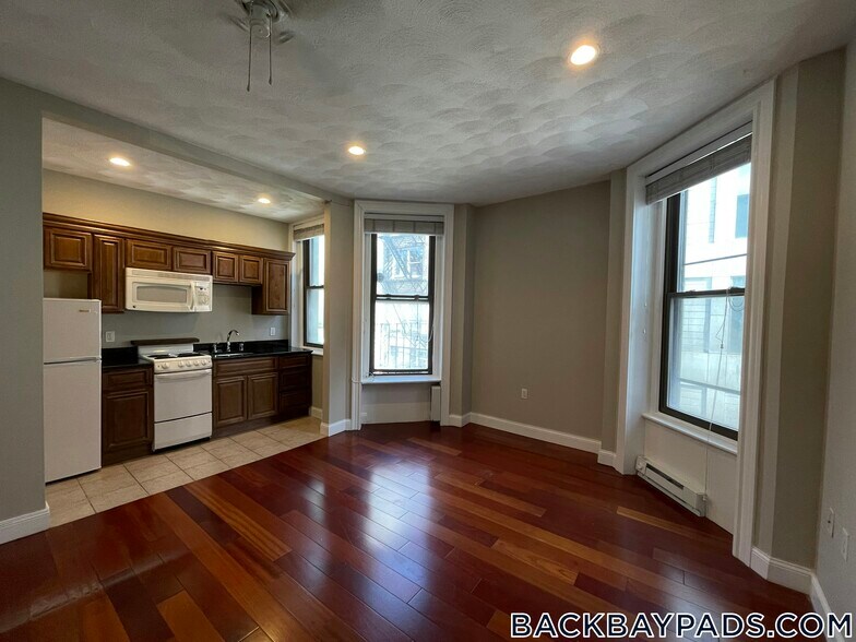 Building Photo - 250 Newbury St