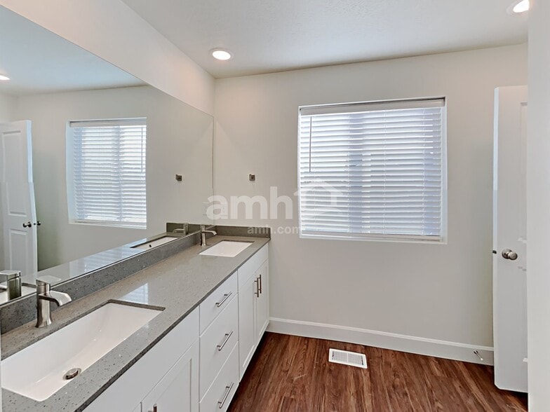 Building Photo - 2431 E Frontier St