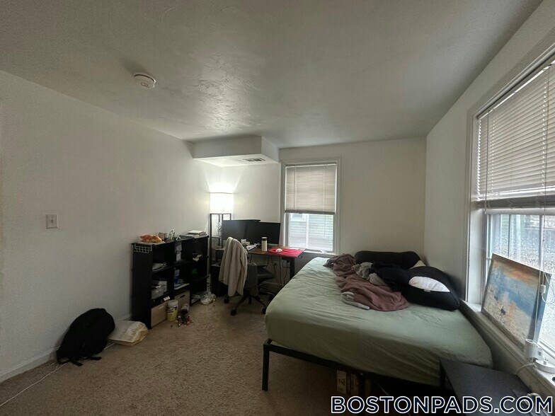 Building Photo - 174 Calumet St