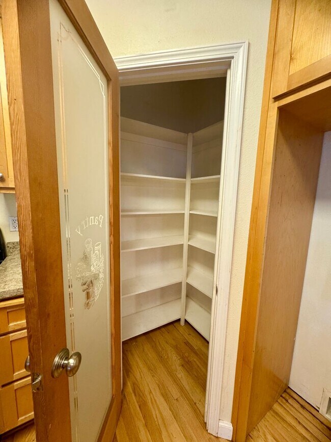 Building Photo - Charming 3-Bedroom, 2-Bath Home in a Pictu...