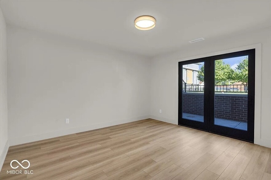 guest room - 675 E 16th St