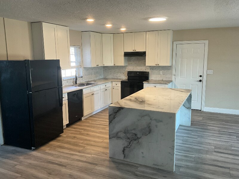 Building Photo - 381 11th Ave SW