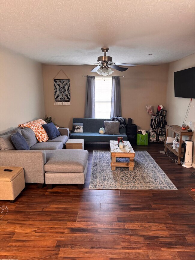 Building Photo - Fully Furnished 2 bed / 2.5bath - Luxury Apartment on Marshall Campus