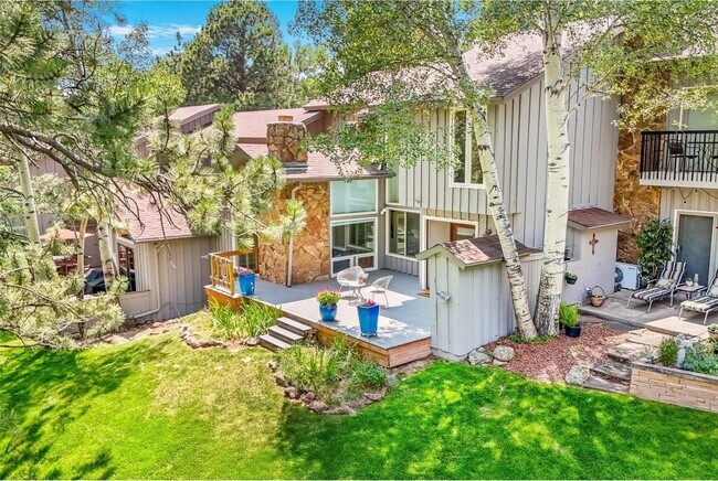 Building Photo - Exquisite Townhome in Hiwan on Golf Course!