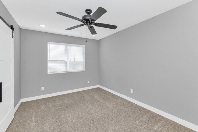 Building Photo - 2509 E Broadway Rd