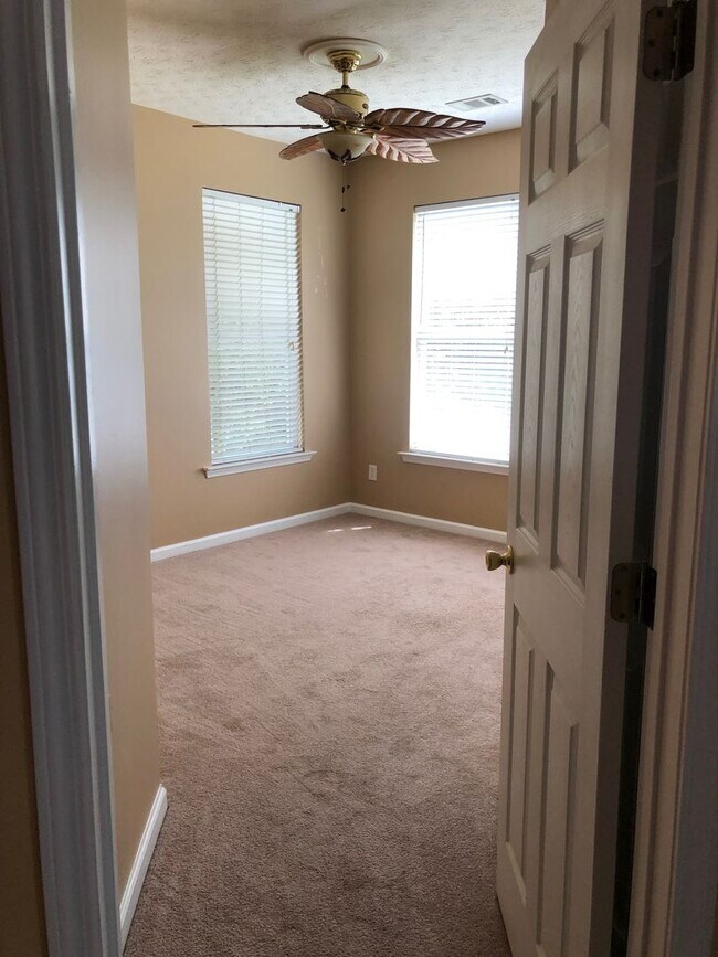 Building Photo - 3 bed/ 3 bath Townhouse
