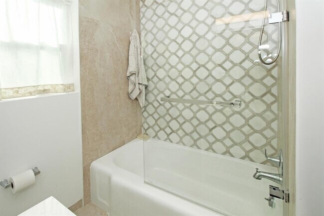 Building Photo - 221 Princeton Dr