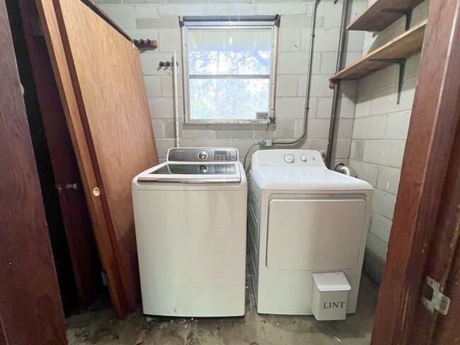 Building Photo - Centrally Located 3BR/2BA House - Availabl...