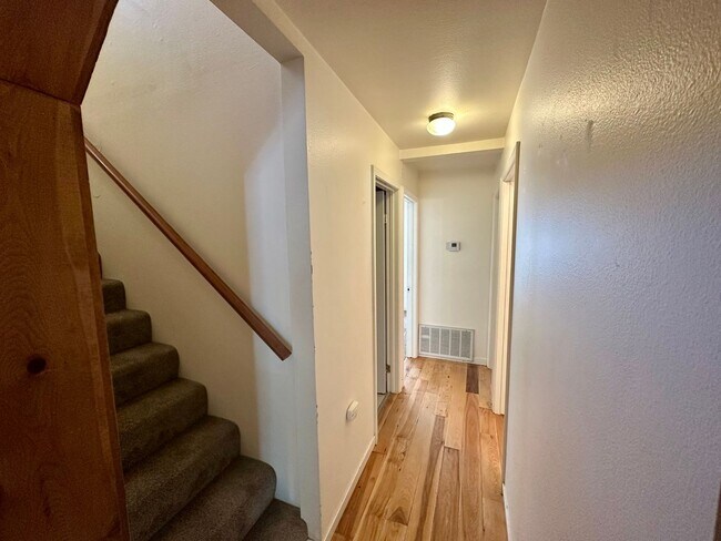 Building Photo - Charming 3 Bedroom 2 Bathroom Home Off Tyl...