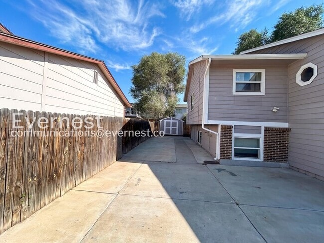 Building Photo - 4 Bed/2 Bath Home with Fenced Yard / Voucher Accepted / Available Now!