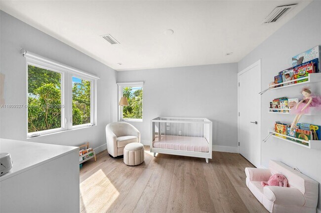 Building Photo - 775 W 49th St