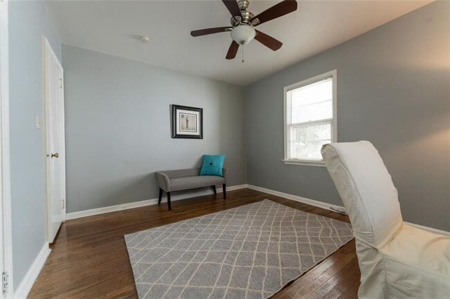 Building Photo - 547 Westmeath Dr SW