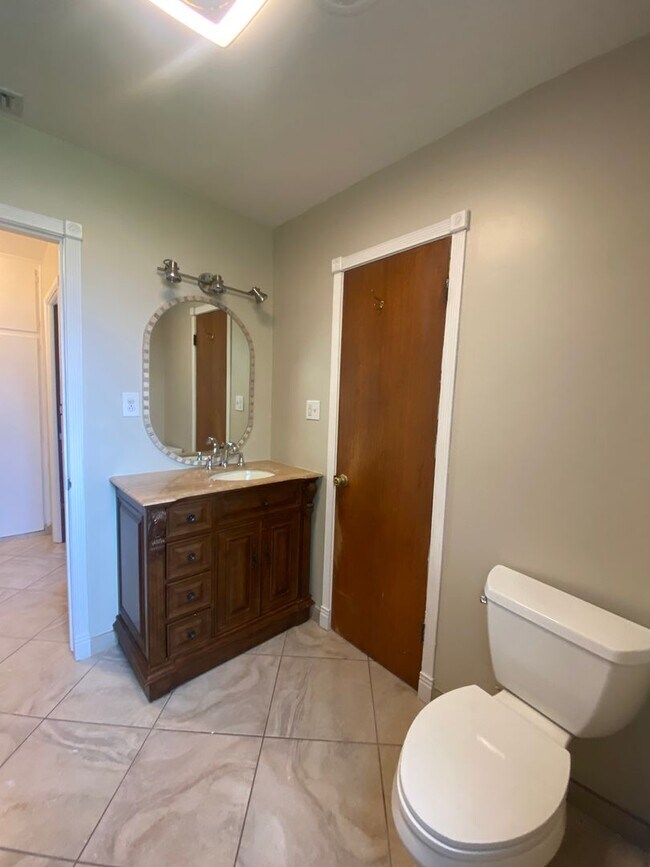 Building Photo - 3 Bedroom Single Story Ontario