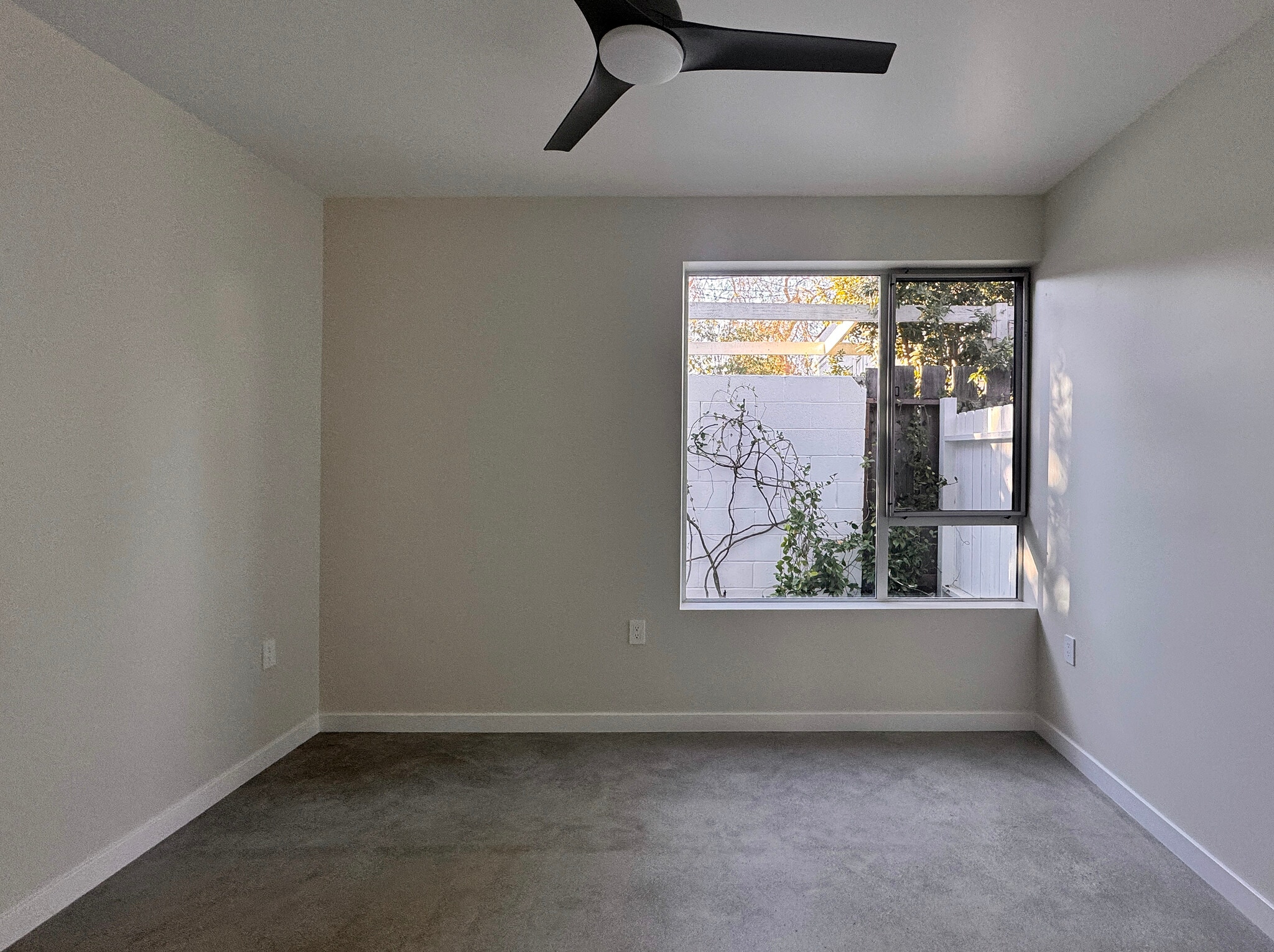 Building Photo - 1210 1/2 Manzanita St