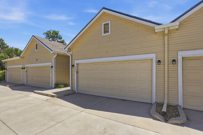 Building Photo - $2,735.95 - 3 Bed, 2.5 Bath Townhome in Aurora with In Unit Laundry!