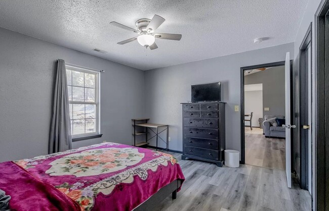 Building Photo - 3 bedroom, 2 bath home: The Highlands!