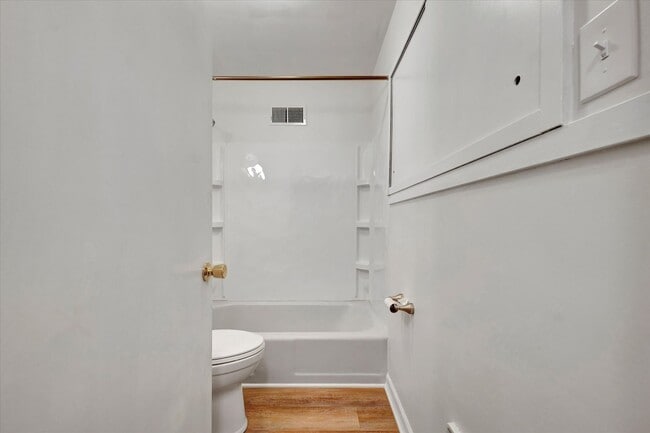 Building Photo - 2 BED / 1 BATH HOUSE NEAR CAMPUS W/ CHARMI...